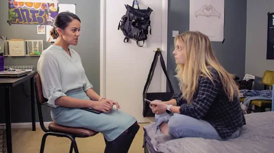 A scene from the video ‘Experience the Joy of Disciple-Making—Improve Your Skills—Reaching the Heart.’ Neeta asks Jade a question during their Bible study.