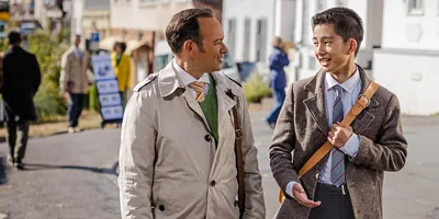 The young brother pictured in the article “You Can Serve Jehovah Despite a Difficult Upbringing” talking with a mature brother as they work together in the ministry.