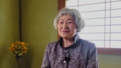 A scene from the video “Successful Fighters for the Faith​—Those With Unbelieving Mates.” Sister Noriko Ito.