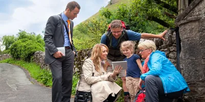 Jehovah’s Witnesses play a video for a little girl and her parents