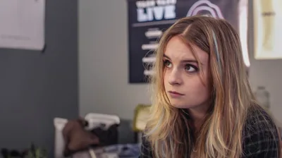 A scene from the video ‘Experience the Joy of Disciple-Making​—Improve Your Skills—​Reaching the Heart.’ Jade listens to Neeta.