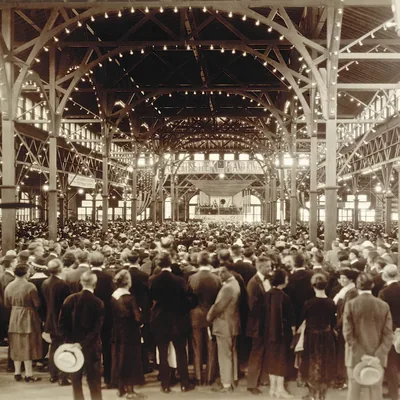 The crowd attending the 1922 Cedar Point, Ohio, convention