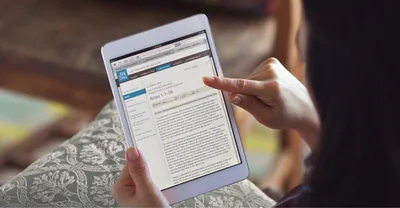 A sister reads the Bible on jw.org