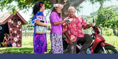 Jehovah’s Witnesses invite a man to a congregation meeting