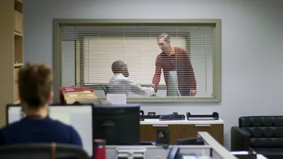 A scene from the video ‘What Contributes to Joy?​—A Clean Conscience.’ After Ben tells his boss that he made an expensive mistake, they shake hands.