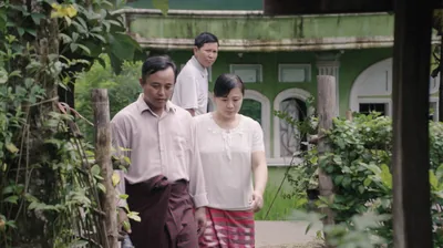 A scene from the video ‘Display Unfailing Love in the Congregation—To Widows and the Fatherless.’ A neighbor observes a Witness couple going to visit Sister Myint and her daughters.