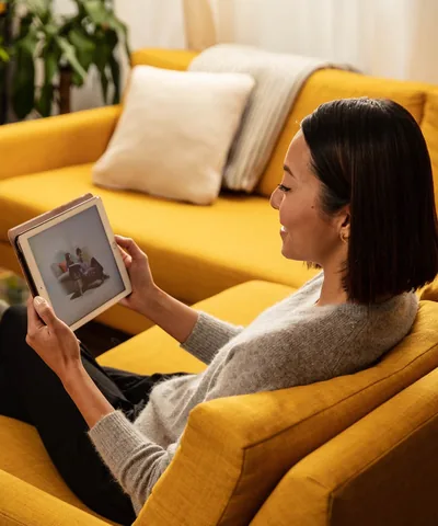 A woman watches the video Why Study the Bible? on jw.org