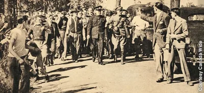 Jehovah’s Witnesses facing an angry and threatening mob in Canada in 1945.