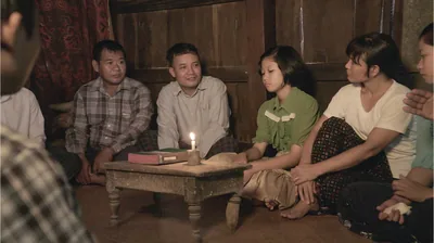 A scene from the video ‘Display Unfailing Love in the Congregation—To Widows and the Fatherless.’ Brothers and sisters comfort Sister Myint and her daughters at their home after her husband’s fatal accident.