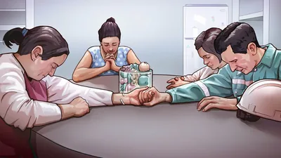 A scene from the video “Jehovah Has Never Let Us Down.” Brother Alvarado holds his wife’s hand as he prays with his family.
