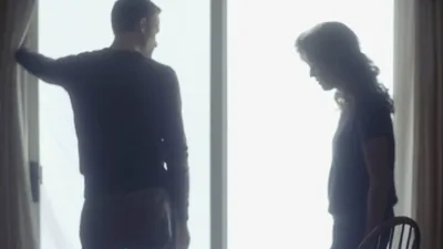 A scene from the video “Jehovah Is Close to the Brokenhearted.” Brother and Sister Septer grieve the loss of their child.